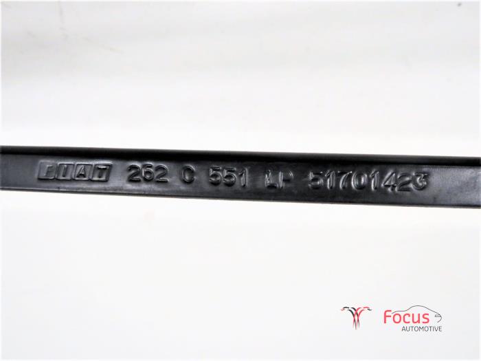 Front wiper arm from a Fiat Punto Evo (199) 1.2 Euro 5 2013