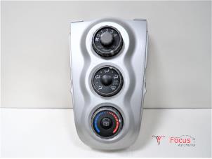 Usagé Panneau de commandes chauffage Toyota Yaris II (P9) 1.3 16V VVT-i Prix € 25,00 Règlement à la marge proposé par Focus Automotive