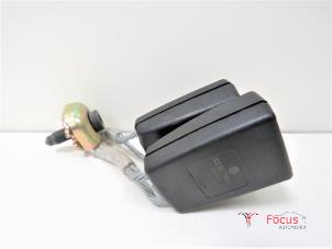 Used Rear seatbelt buckle, centre Volkswagen Passat Variant (3C5) 2.0 TDI 16V 135 Price € 25,00 Margin scheme offered by Focus Automotive