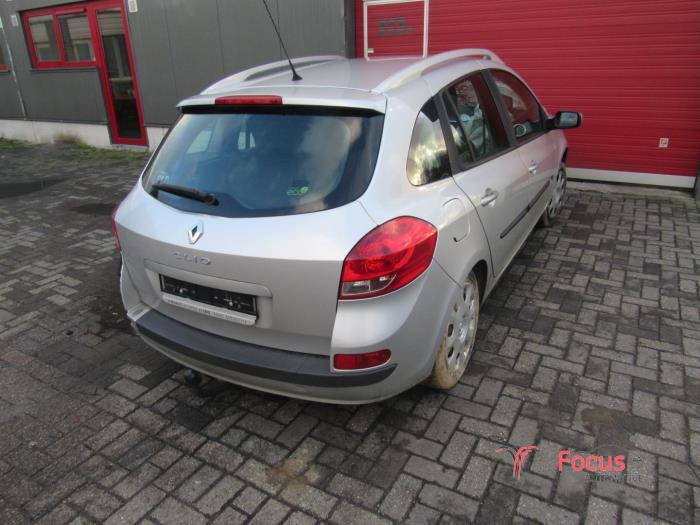 Roof rack kit from a Renault Clio III Estate/Grandtour (KR) 1.5 dCi 70 2010