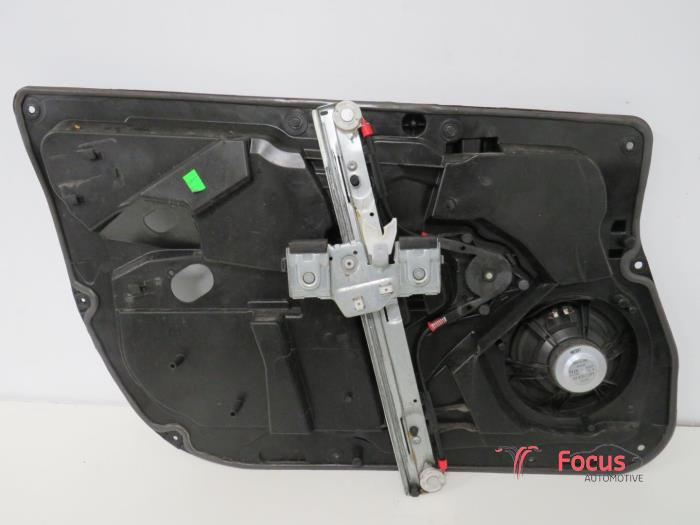 Lève vitre électrique avant droit d'un Ford Fiesta 6 (JA8) 1.6 TDCi 16V 95 2011