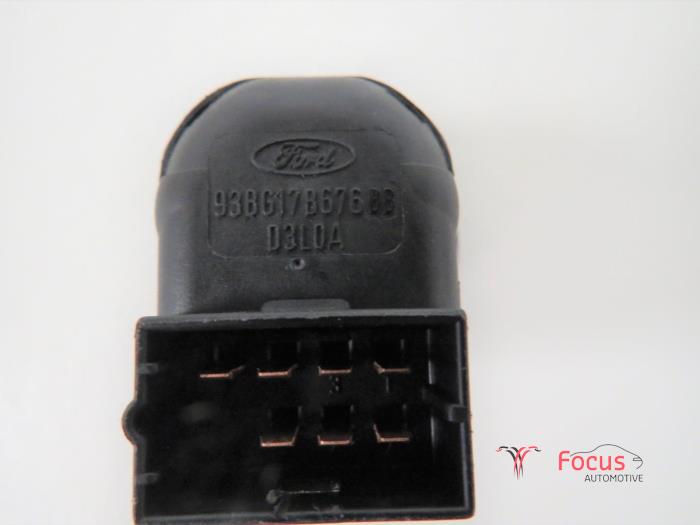 Interruptor de retrovisor de un Ford Fiesta 6 (JA8) 1.6 TDCi 16V 95 2011