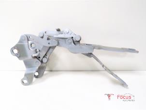 Used Bonnet Hinge BMW 3 serie Touring (E91) 318d 16V Price € 20,00 Margin scheme offered by Focus Automotive