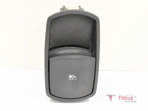 Usados Interruptor de ventanilla eléctrica Opel Corsa D 1.4 16V Twinport Precio € 7,00 Norma de margen ofrecido por Focus Automotive