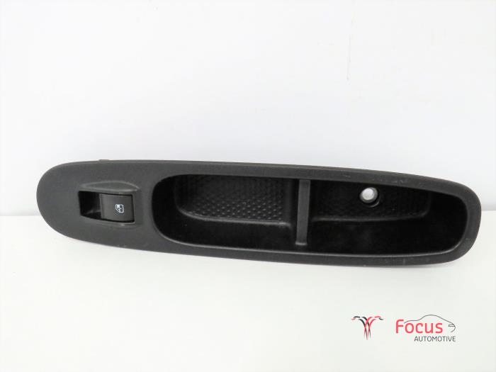 Usados Interruptor de ventanilla eléctrica Fiat Punto Evo (199) 1.3 JTD Multijet 85 16V Euro 5 Precio € 10,00 Norma de margen ofrecido por Focus Automotive