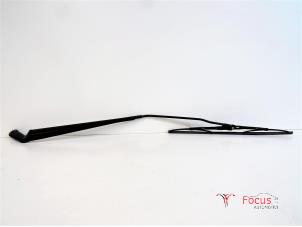 Used Front wiper arm Peugeot 206 SW (2E/K) 1.4 HDi Price € 15,00 Margin scheme offered by Focus Automotive