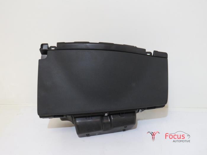 Begagnade Handskfack Peugeot Partner (GC/GF/GG/GJ/GK) 1.6 HDI 75 16V Pris € 30,00 Marginaltabell erbjuds av Focus Automotive