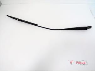 Used Front wiper arm Volkswagen Fox (5Z) 1.4 TDI Price € 10,00 Margin scheme offered by Focus Automotive