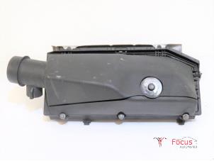 Używane Obudowa filtra powietrza Mercedes C (W203) 2.2 C-220 CDI 16V Cena € 30,00 Procedura marży oferowane przez Focus Automotive