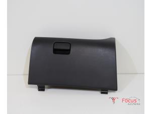 Usagé Boîte à gants Mitsubishi Space Star (A0) 1.0 12V Prix € 24,95 Règlement à la marge proposé par Focus Automotive