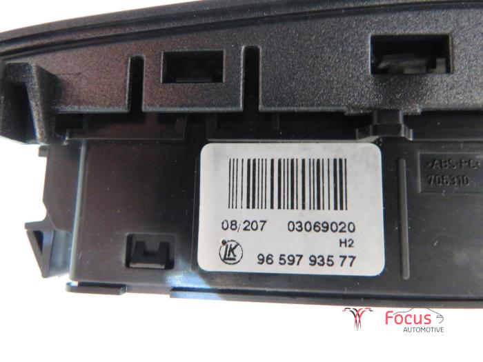 Panic lighting switch from a Peugeot 308 (4A/C) 1.6 VTI 16V 2008