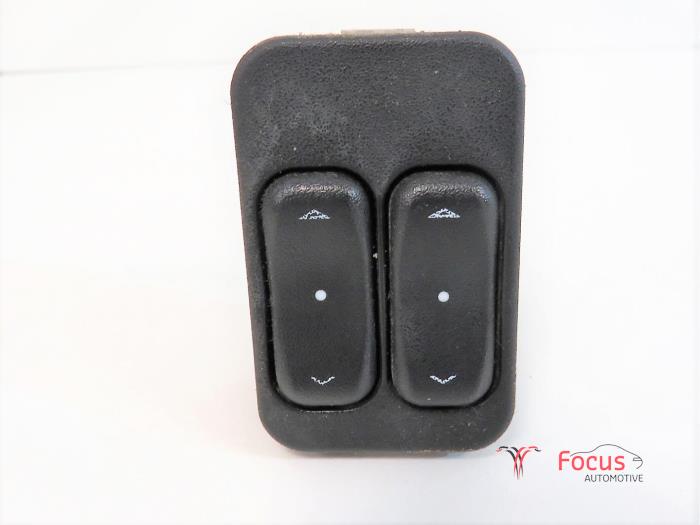 Usados Interruptor combinado de ventanillas Opel Meriva (A) 1.6 16V Precio € 10,00 Norma de margen ofrecido por Focus Automotive