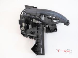 Used Rear door mechanism 4-door, right Ford Focus 2 Wagon 1.6 TDCi 16V 90 Price € 20,00 Margin scheme offered by Focus Automotive