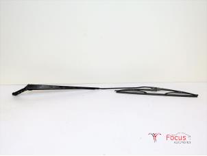 Used Front wiper arm Peugeot 206+ (2L/M) 1.1 XR,XS GPL Price € 10,00 Margin scheme offered by Focus Automotive