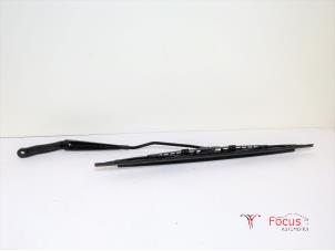 Used Front wiper arm Peugeot 206+ (2L/M) 1.1 XR,XS GPL Price € 10,00 Margin scheme offered by Focus Automotive