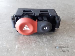 Used Panic lighting switch Renault Clio III (BR/CR) 1.5 dCi 85 Price € 5,00 Margin scheme offered by Autodemontage Veenendaal BV