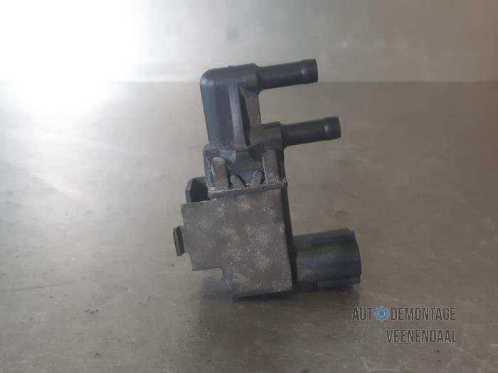 Vacuum valve from a Daihatsu Sirion/Storia (M1) 1.0 12V DVVT 2002