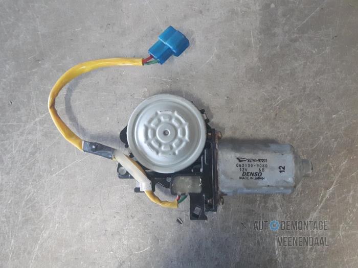 Usados Motor de ventanilla de puerta Daihatsu Sirion/Storia (M1) 1.0 12V DVVT Precio € 40,00 Norma de margen ofrecido por Autodeleninkleur