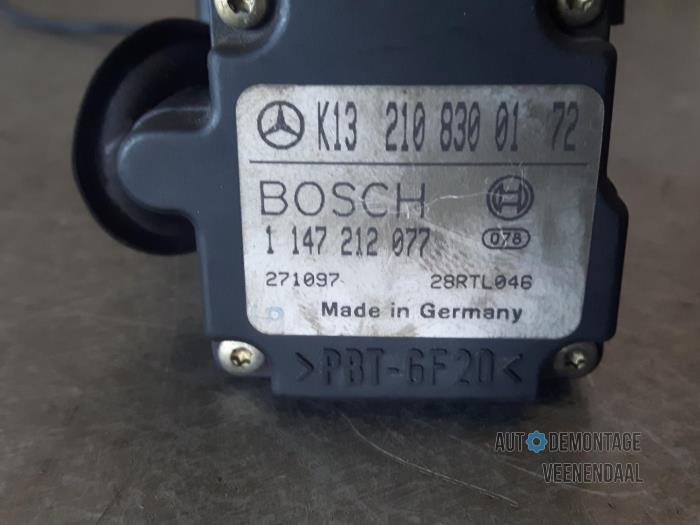 Engine temperature sensor from a Mercedes-Benz E Combi (S210) 3.0 E-300 TD 24V 1998