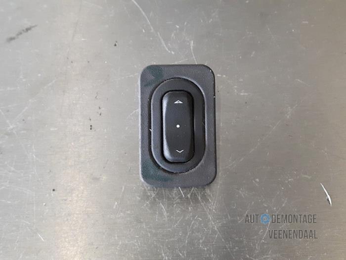 Electric window switch from a Opel Combo (Corsa C) 1.3 CDTI 16V 2007
