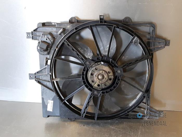 Cooling fans from a Renault Clio II (BB/CB) 1.4 16V 2001
