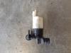 Windscreen washer pump from a Citroen C4 Berline (LC), 2004 / 2011 1.6 HDi 16V 110, Hatchback, 4-dr, Diesel, 1.560cc, 80kW (109pk), FWD, DV6TED4; 9HZ, 2004-11 / 2010-10 2008