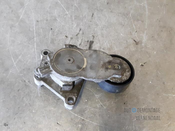 Drive belt tensioner from a Citroën C4 Berline (LC) 1.6 HDi 16V 110 2008