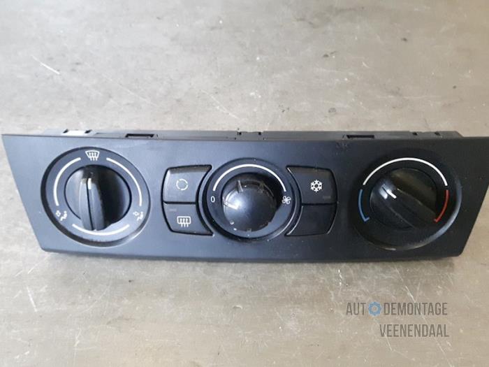 Heater control panel from a BMW 1 serie (E87/87N) 118d 16V 2006