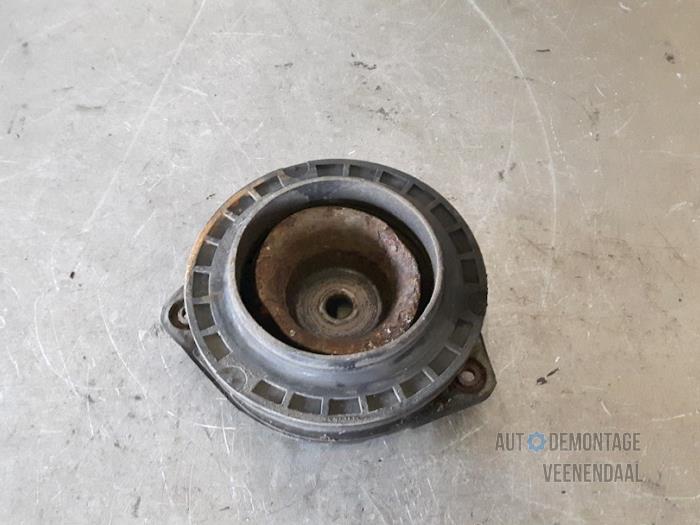 Front spring retainer, right from a Renault Modus/Grand Modus (JP) 1.4 16V 2006