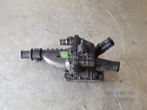 Used Thermostat housing Peugeot 208 I (CA/CC/CK/CL) 1.6 e-HDi FAP Price € 26,25 Margin scheme offered by Autodemontage Veenendaal BV