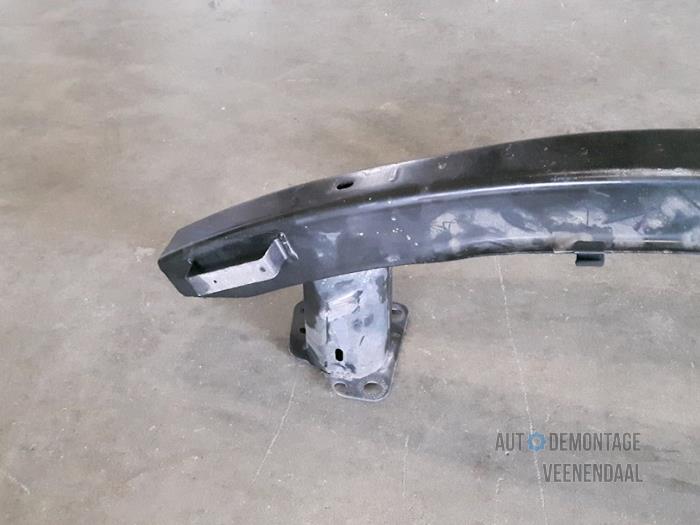 Front bumper frame from a Volkswagen Passat Variant Syncro/4Motion (3B5) 2.8 30V Syncro 2000