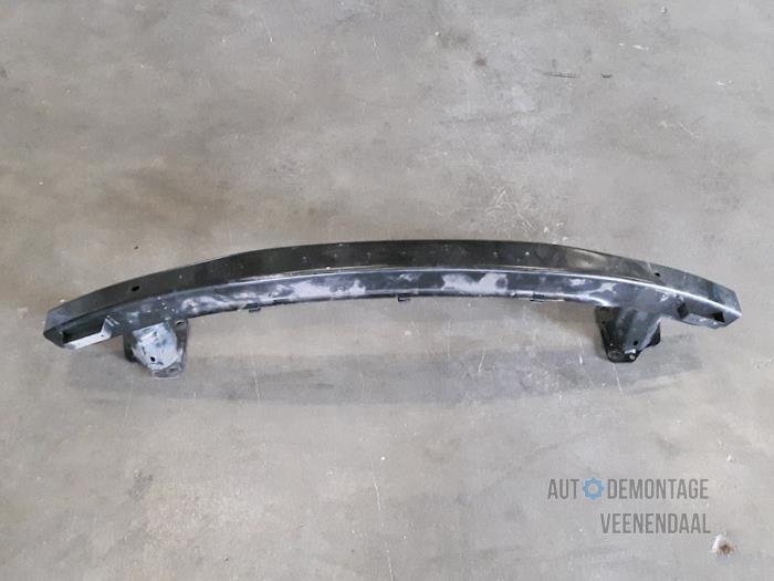 Front bumper frame from a Volkswagen Passat Variant Syncro/4Motion (3B5) 2.8 30V Syncro 2000