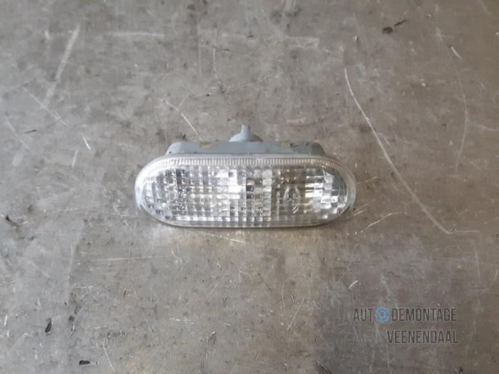 Indicator lens, front left from a Volkswagen Passat Variant Syncro/4Motion (3B5) 2.8 30V Syncro 2000