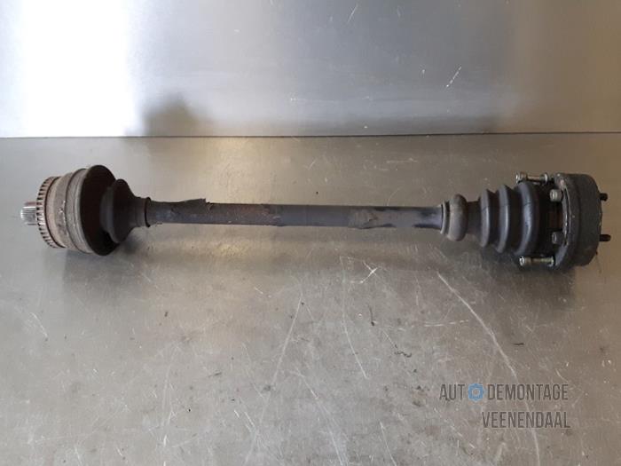 Drive shaft, rear right from a Volkswagen Passat Variant Syncro/4Motion (3B5) 2.8 30V Syncro 2000