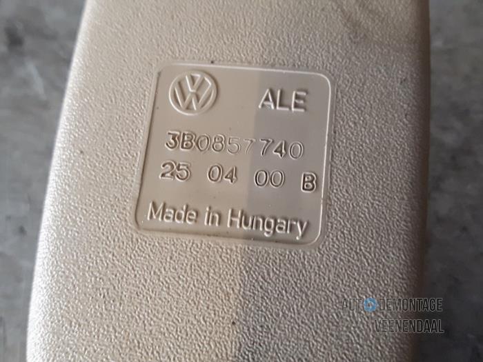 Rear seatbelt buckle, right from a Volkswagen Passat Variant Syncro/4Motion (3B5) 2.8 30V Syncro 2000