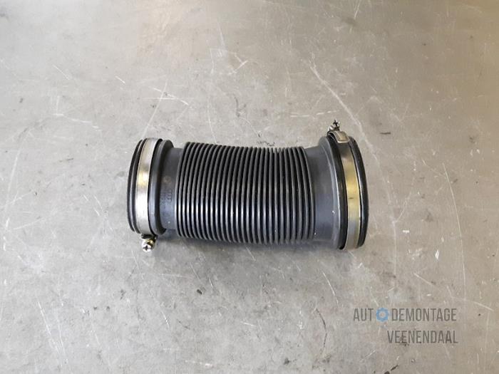 Air intake hose from a Volkswagen Passat Variant Syncro/4Motion (3B5) 2.8 30V Syncro 2000