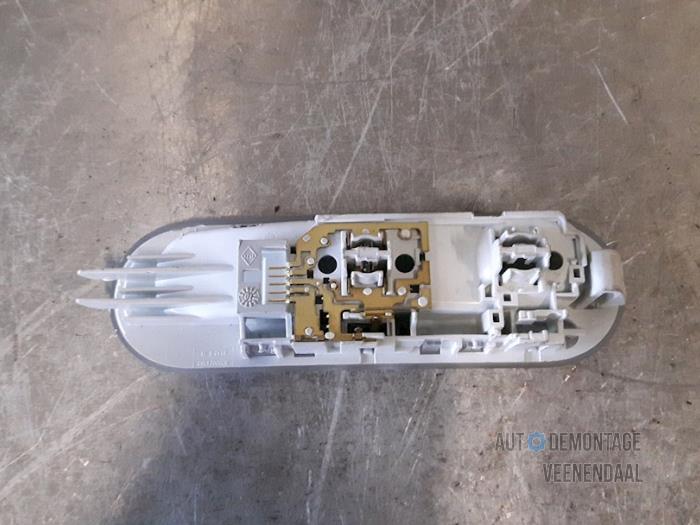 Innenbeleuchtung vorne van een Renault Twingo II (CN) 1.2 16V Quickshift 5 2011