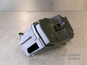 Usagé Support de relais Renault Twingo II (CN) 1.2 16V Quickshift 5 Prix € 21,00 Règlement à la marge proposé par Autodemontage Veenendaal BV