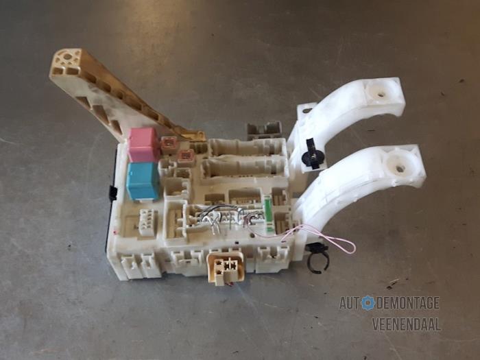 Fuse box Toyota Yaris II 1.0 12V VVTi 8273052700 ORIGINEEL