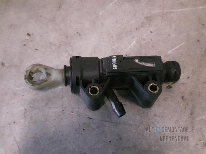Clutch master cylinder from a BMW 1 serie (E87/87N) 118d 16V 2005
