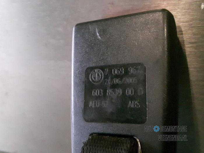 Rear seatbelt buckle, left from a BMW 1 serie (E87/87N) 118d 16V 2005