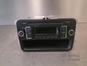 Używane Radioodtwarzacz CD Volkswagen Polo V (6R) 1.2 12V Cena € 47,25 Procedura marży oferowane przez Autodemontage Veenendaal BV