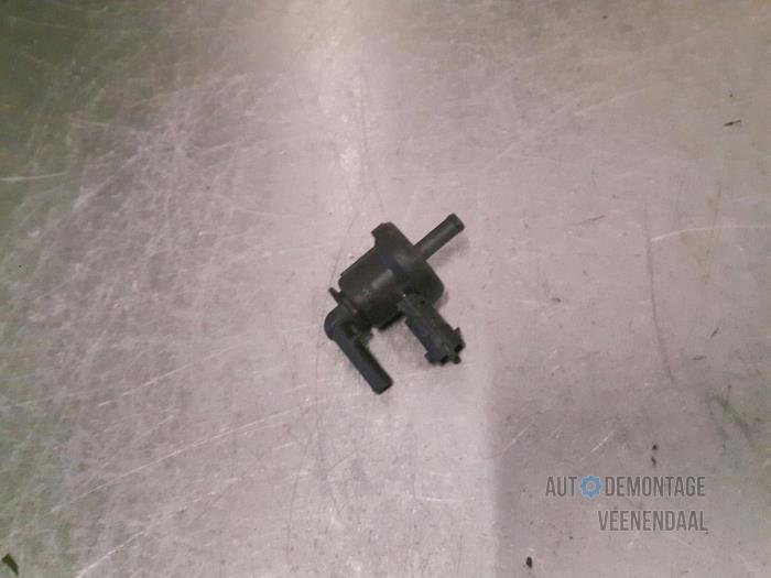 Vacuum valve from a Hyundai i10 (F5) 1.2i 16V 2012