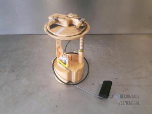 Used Electric fuel pump Renault Clio III (BR/CR) 1.5 dCi 85 Price € 10,00 Margin scheme offered by Autodemontage Veenendaal BV