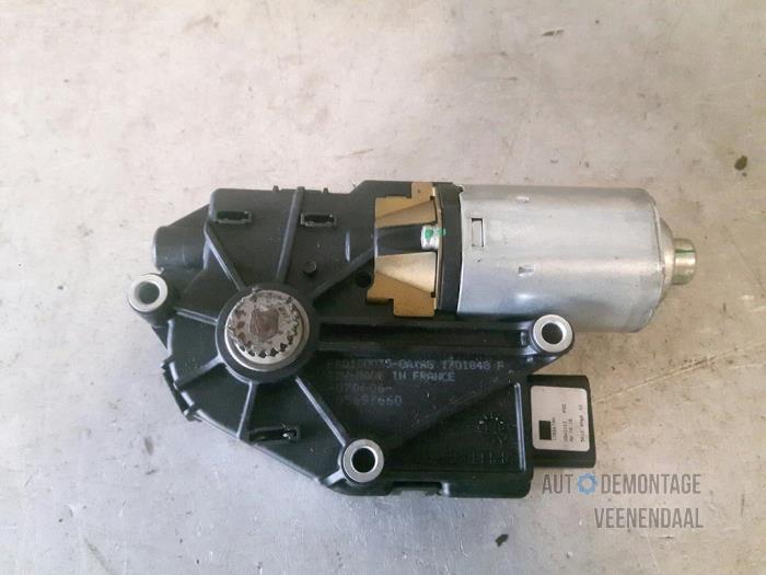 Sunroof motor from a Nissan Micra (K12) 1.2 16V 2006