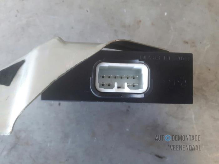 Central door locking module from a Peugeot 107 1.0 12V 2010