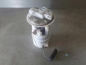 Used Electric fuel pump Renault Clio IV (5R) 1.2 16V Price € 55,00 Margin scheme offered by Autodemontage Veenendaal BV