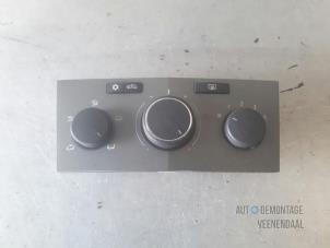 Usados Panel de control de calefacción Opel Zafira Mk.II (M75) 1.6 16V Precio € 34,00 Norma de margen ofrecido por Autodemontage Veenendaal BV