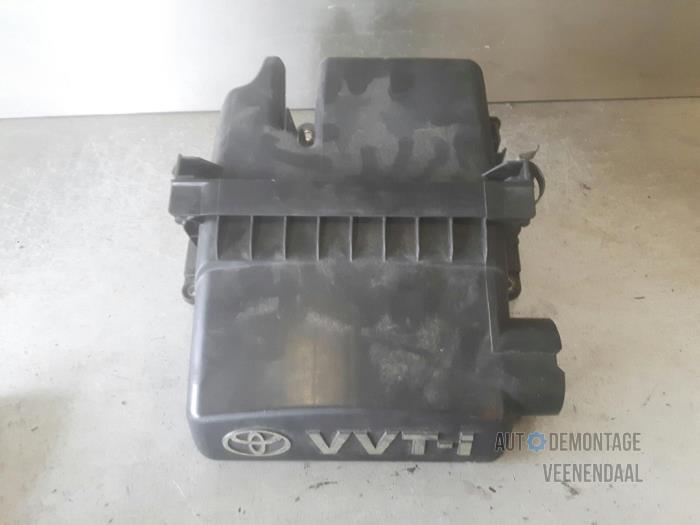 Begagnade Luftfilterhus Toyota Yaris (P1) 1.0 16V VVT-i Pris € 20,00 Marginaltabell erbjuds av Autodeleninkleur