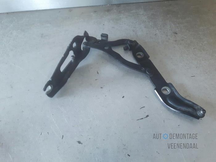Boot lid hinge from a BMW 3 serie (E90) 320d 16V 2010